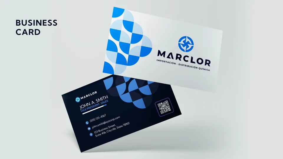 Business card: Tarjetas de presentación: frente blanco con el logotipo y reverso Deep Blue con datos de contacto y código QR