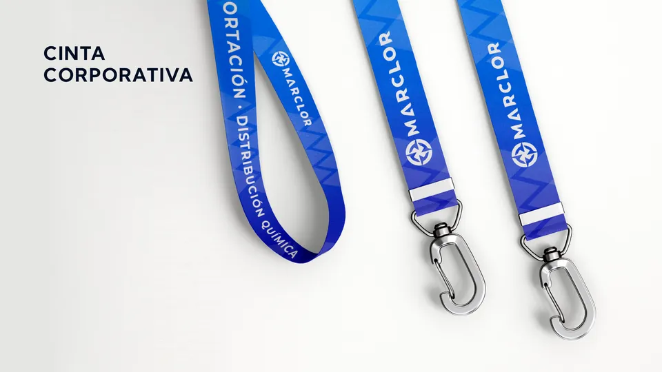 Cinta corporativa: Cintas porta carné en Marine Blue con el logotipo y el descriptor en blanco